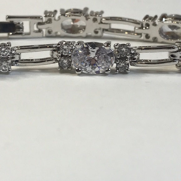 Martin James London synthetic diamond /rhinestone bracelet and earrings set - Picture 9 of 11